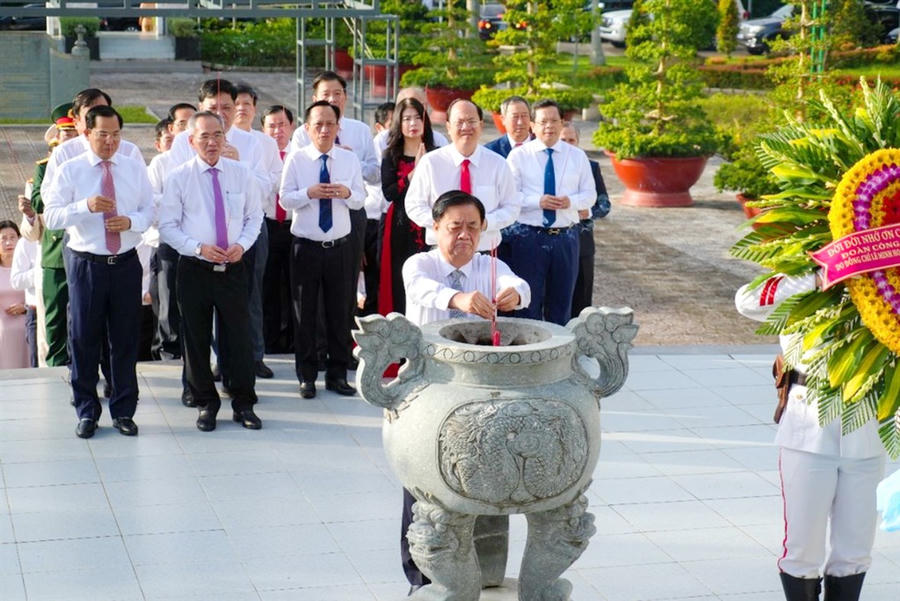 Phó Chủ tịch Quốc hội Lê Minh Hoan cùng lãnh đạo tỉnh dâng hương, dâng hoa tại Khu tưởng niệm Chủ tịch Hồ Chí Minh (Ảnh: Bích Ngọc).