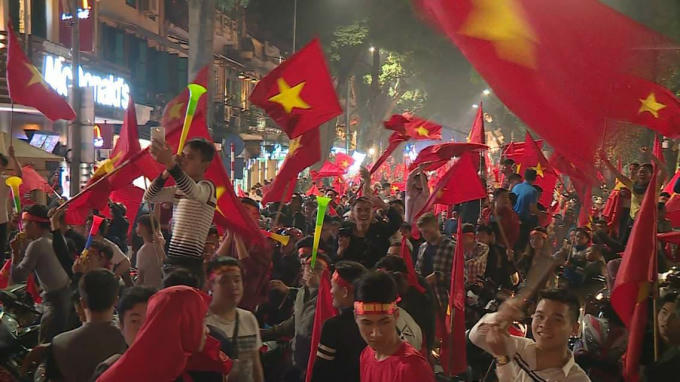 Khắp phố phường vang lên giai điệu trong bài hát "Như có Bác Hồ trong ngày vui đại thắng".