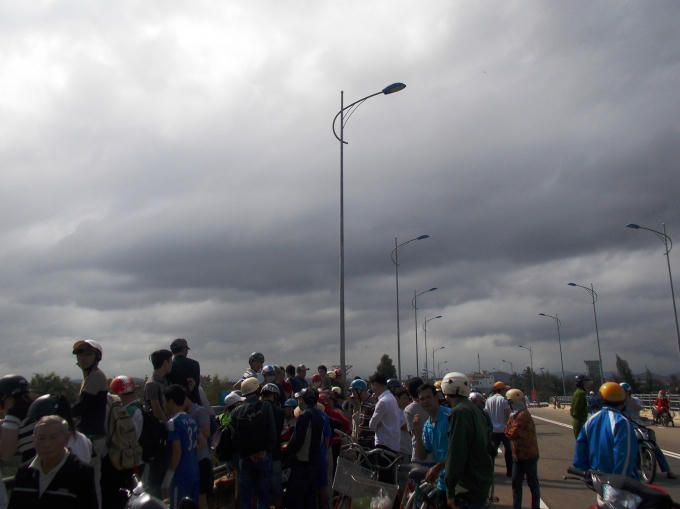 Người dân tụ tập theo dõi cuộc tìm kiếm.