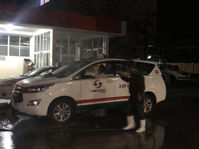 Tài xế các hãng taxi cũng tiến hành khử trùng xe trong mùa dịch do virus nCoV.