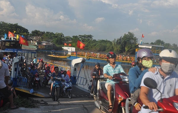Những người dân sống gần kề bến phà An Phú Đông (quận 12) muốn vào trung tâm thành phố bằng con đường ngắn nhất (không phải đi đường vòng gấp 3-4 lần) buộc phải đi qua những con đò ngang như thế này.