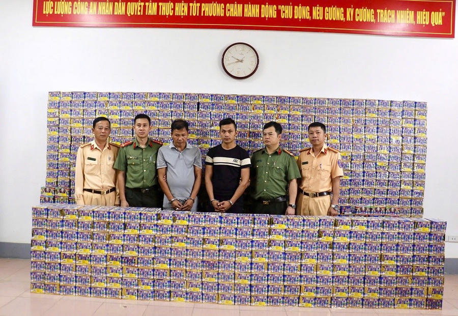 Hai đối tượng và tang vật - Ảnh Công an Nghệ An.