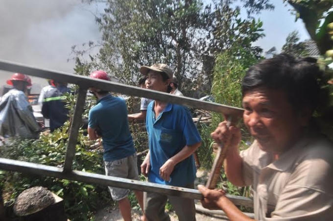 Người dân giúp sức.