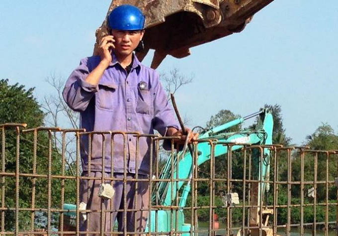 Công nhân Nguyễn Văn Thao, ngay sau khi cứu người đã trở lại làm việc bình thường.