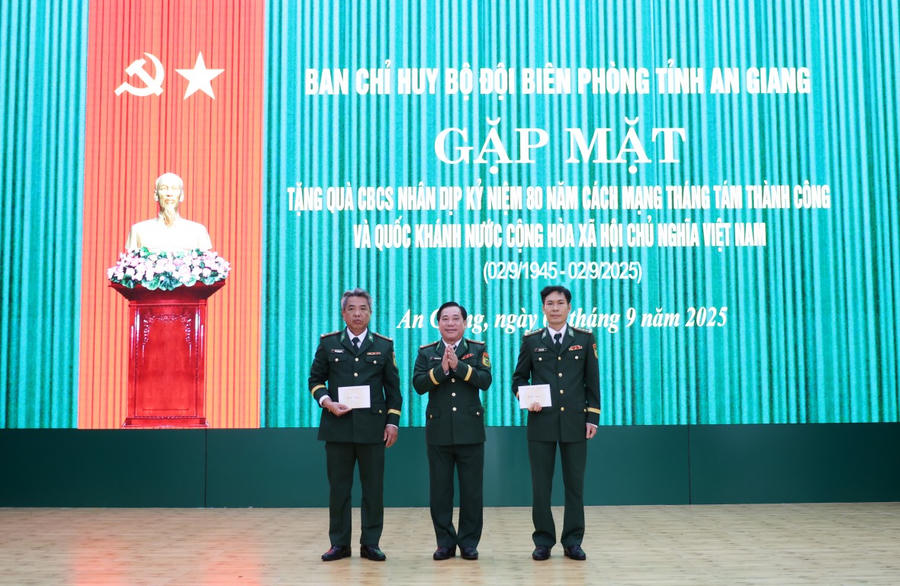 Đại tá Nguyễn Văn Hiệp, Phó Chính ủy Bộ Chỉ huy Quân sự tỉnh, Chính ủy Ban Chỉ huy Bộ đội Biên phòng tỉnh An Giang đã trao quà của Quân ủy Trung ương - Bộ Quốc phòng cho các quân nhân có hoàn cảnh khó khăn, mắc bệnh hiểm nghèo, điều trị dài ngày.