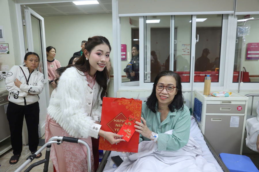 Hoa khôi Vân Anh từ thiện tại Bệnh viện E