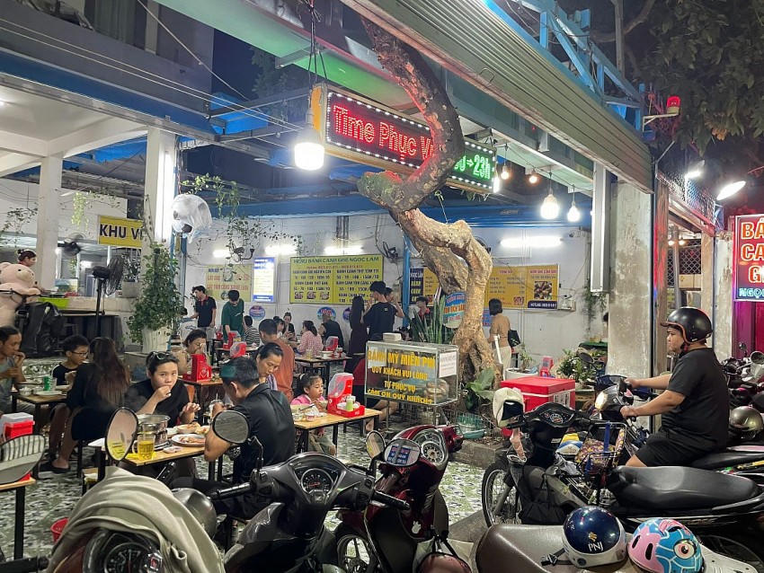 Thực khách đến với quán rất đông.