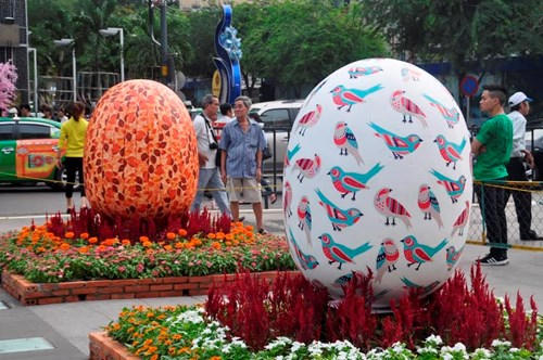 Đài phun nước gồm 12 quả trứng. Mỗi quả cao khoảng 1,5m được sơn tạo hình mỹ thuật hiện đại, màu sắc đa dạng. Mỗi quả trứng tượng trưng cho một tháng trong năm được xếp xen kẽ ngay đài phun nước tạo thành điểm kết nối giữa hai phân đoạn, tô điểm thêm cho đài phun nước.