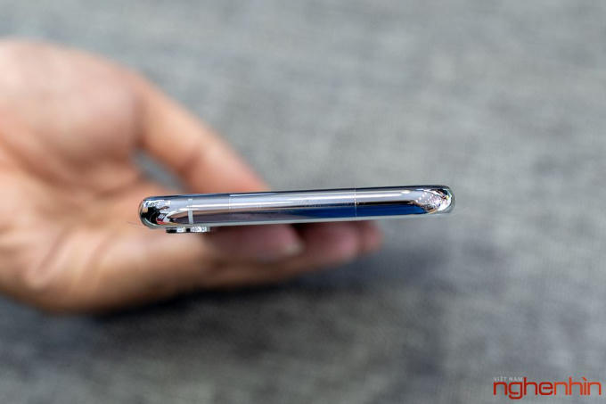 Dung lượng pin của iPhone XS Max là 3.174mAh, cao hơn nhiều so với iPhone X (2.716 mAh), cùng khả năng tiết kiệm pin ấn tượng của con chip A12 Bionic 7nm, cũng như tính tối ưu hóa phần mềm hứa hẹn sẽ đem lại thời lượng sử dụng ấn tượng. Con chip A12 Bionic sở hữu 6 nhân CPU, 4 nhân GPU và một hệ thống Neural Engine hỗ trợ AI tối ưu nhất. Theo Apple, vi xử lý A12 có thể thực hiện đồng thời 5 nghìn tỷ phép tính mỗi giây, nhanh hơn rất nhiều so với con số 600 tỷ của Apple A11. iPhone XS Max có RAM 4GB, cũng là mức dung lượng cao nhất từng có trên iPhone.