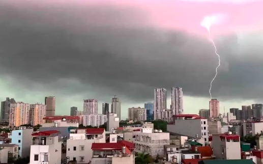 Mưa dông cục bộ khu vực nội thành Hà Nội kèm theo sấm sét nguy hiểm (Hình ảnh mang tính chất minh hoạ).