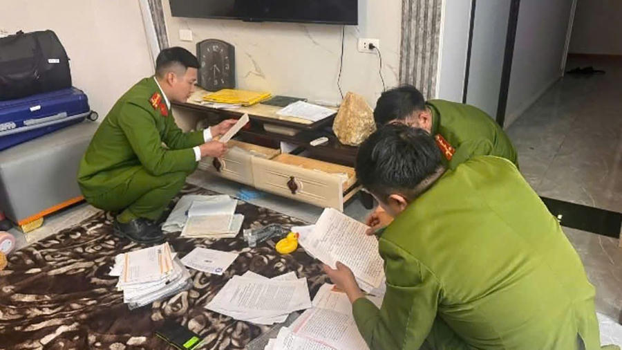 Cơ quan công an khám xét tại nhà đối tượng Dương Thị Du. Ảnh: CACC