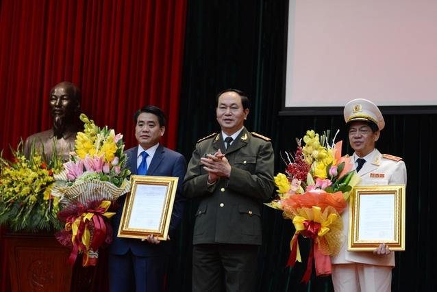Đại tướng Trần Đại Quang trao Quyết định bổ nhiệm chức danh Giám đốc Công an Hà Nội cho Thiếu tướng Đoàn Duy Khương và tặng hoa nguyên Giám đốc Công an Hà Nội Nguyễn Đức Chung.