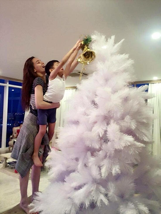 Bỏ mặc những ồn &agrave;o, thị phi, Hồ Ngọc H&agrave; c&ugrave;ng con trai Subeo hứng khởi trang ho&agrave;ng nh&agrave; cửa, trang tr&iacute; cho c&acirc;y th&ocirc;ng.