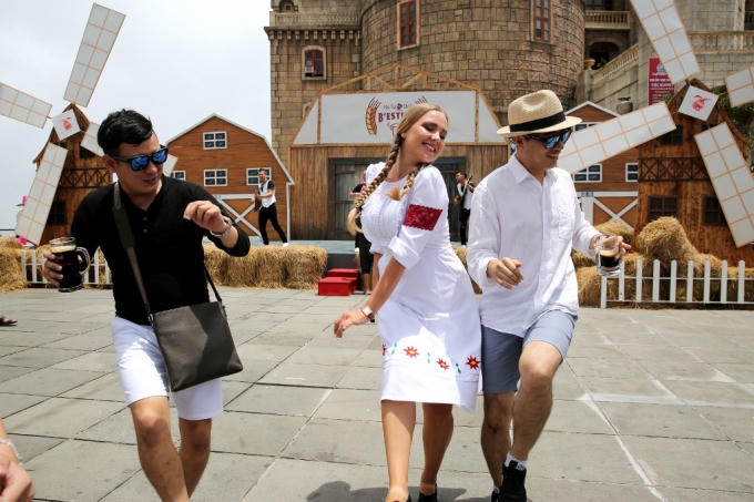 Du khách còn được thưởng thức các tiết mục nghệ thuật đặc sắc từ đoàn nghệ sĩ Châu Âu.