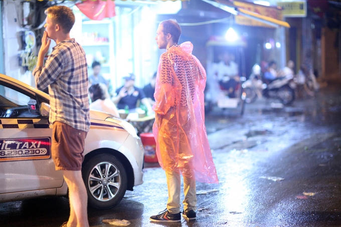 Áo mưa giấy được nhiều du khách sử dụng.