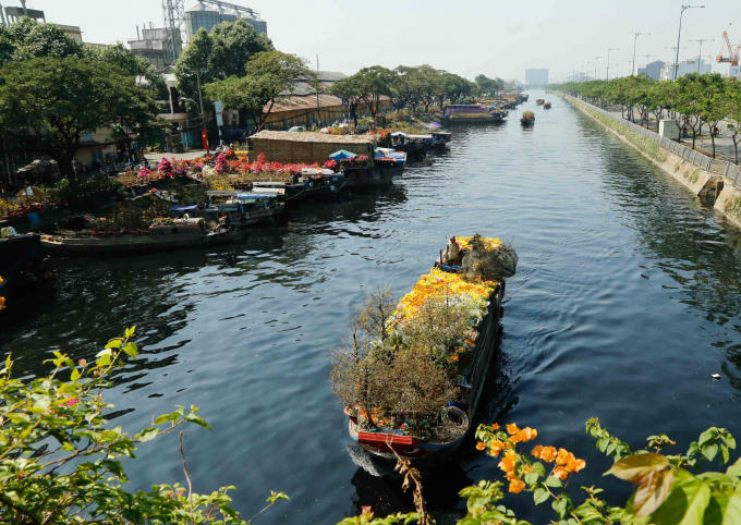 Hình ảnh tuyệt đẹp về những chuyến thuyền hoa cập bến Bình Đông