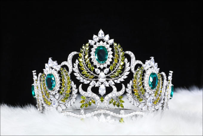 Cận cảnh vương miện “Miss Earth VietNam” do Hoa hậu Hằng Nguyễn trao tặng