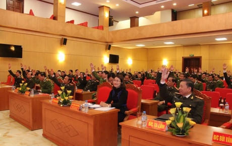 Các đại biểu biểu quyết nhất trí giới thiệu 4 người ra ứng cử ĐBQH. Ảnh: VTC