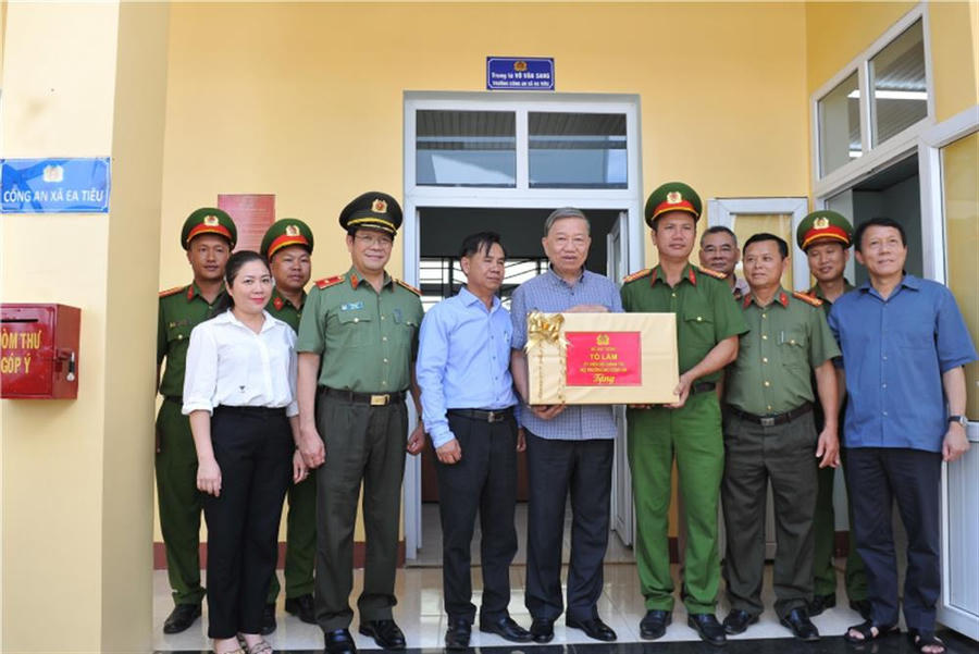 Bộ trưởng Tô Lâm cùng Đoàn công tác trao quà, động viên cán bộ, chiến sĩ Công an xã Ea Tiêu.