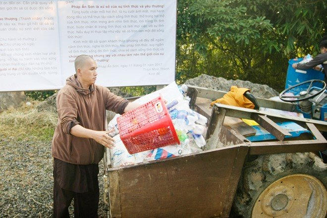 Nhà chùa phải cử người dọn rác sau khi các bạn trẻ tới viếng thăm.