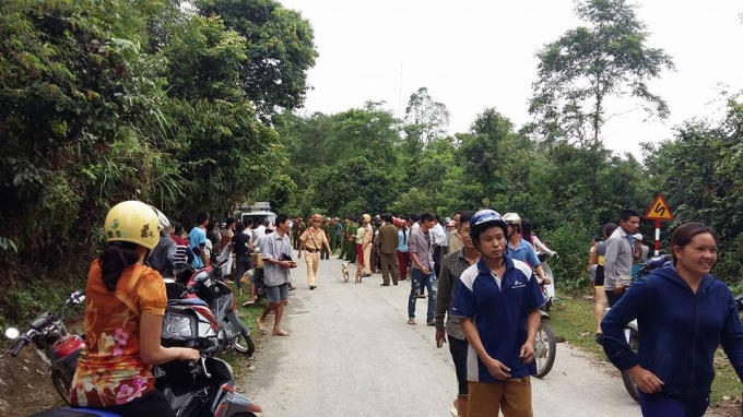Vụ án gây hoang mang dư luận trong thời gian dài nên đã có rất đông người dân đến chứng kiến cảnh Đạt thực nghiệm lại hiện trường vào sáng ngày 6/7.