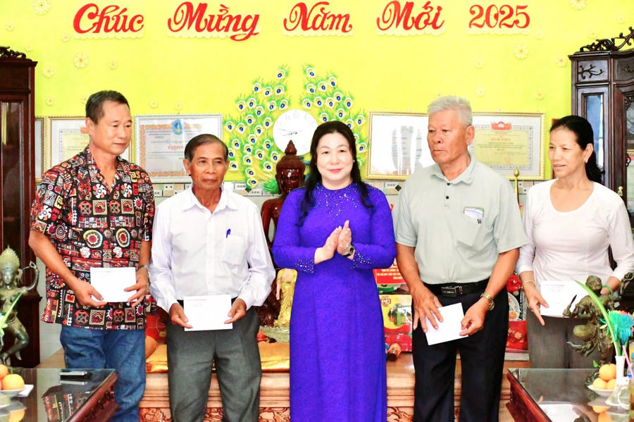 Bà Lê Hồng Thắm - Phó Chủ tịch Thường trực HĐND tỉnh Kiên Giang tặng quà gia đình chính sách là đồng bào Khmer.