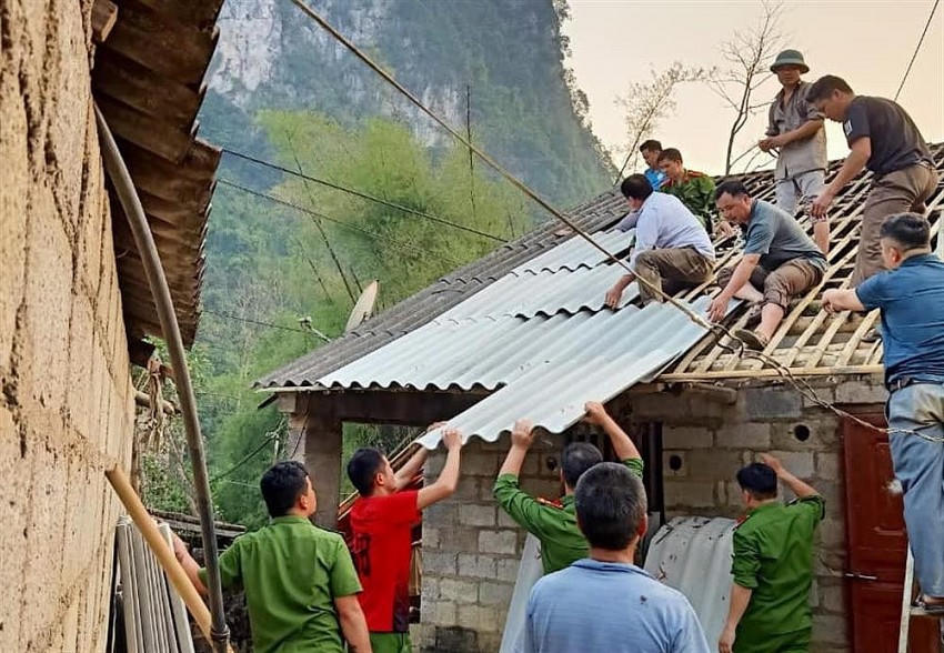 Lực lượng chức năng Công an huyện Trùng Khánh hỗ trợ nhân dân khắc phục hậu quả do thiên tai gây ra tại Cao Bằng. Ảnh minh hoạ (Nguồn: Cổng thông tin điện tử Bộ Công an).