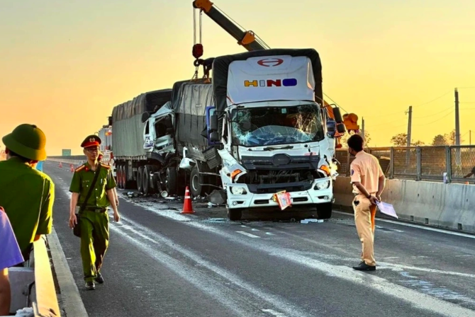 Hiện trường 4 xe tông liên hoàn trên cao tốc Vĩnh Hảo - Phan Thiết vào rạng sáng 1/3 (Ảnh: CACC).