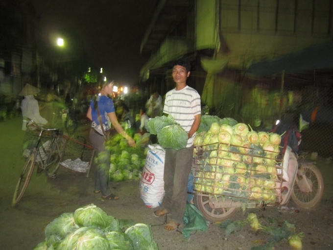 Dưới ánh đèn điện đêm là những thân cò lam lũ mưu sinh