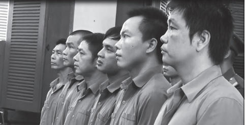 Các bị cáo trong băng nhóm “Tí điên”.