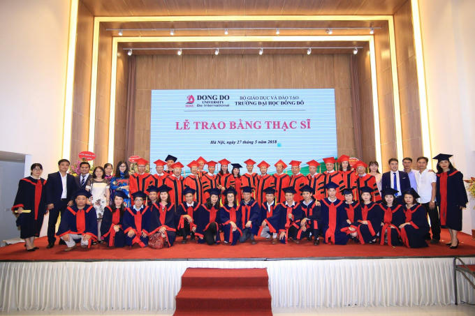 Lễ trao bằng Thạc sĩ của trường.