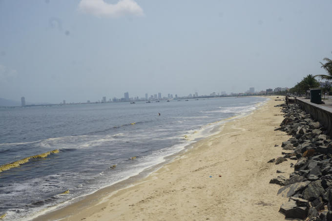 Người dân bất ngờ phát hiện vệt nước màu đen, kèm mùi hôi kéo dài 700 m dọc bờ biển Nguyễn Tất Thành (Đà Nẵng).