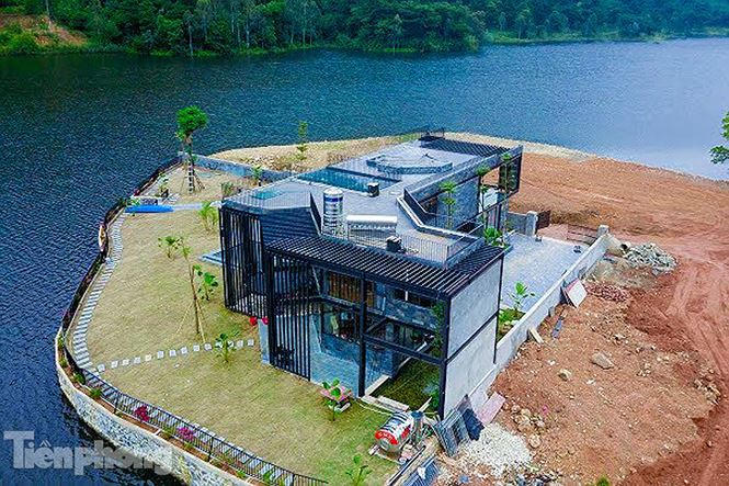 Thậm chí có trường hợp ngang nhiên san lấp mặt hồ để xây dựng biệt thự khủng.