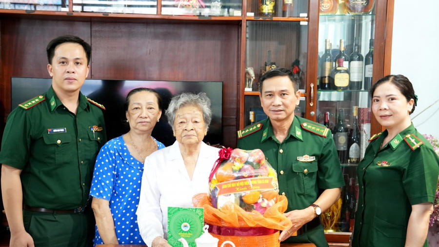 Đại tá Nguyễn Quang Hà – Phó Chính ủy Ban Chỉ huy BĐBP Cà Mau thăm, tặng quà Mẹ Việt Nam anh hùng Nguyễn Kim Mai.