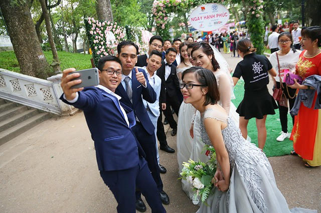 Đám cưới tập thể theo nếp sống mới do Thành đoàn Hà Nội tổ chức.