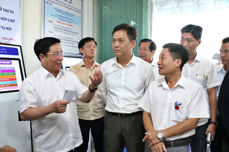 Chủ tịch UBND tỉnh An Giang Hồ Văn Mừng kiểm tra công tác vận hành Trung tâm Phục vụ hành chính công đặc khu Phú Quốc vào sáng 8/7