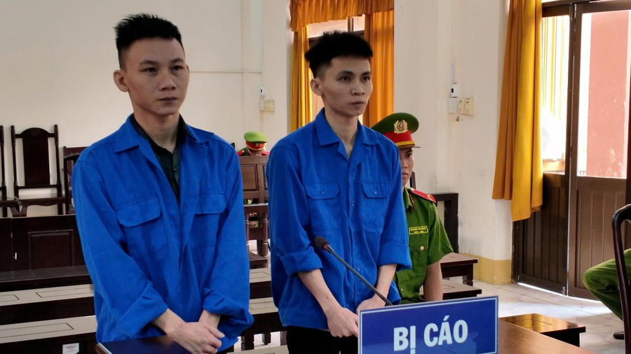 02 bị cáo Quốc và Cường tại phiên toà (từ trái sang)