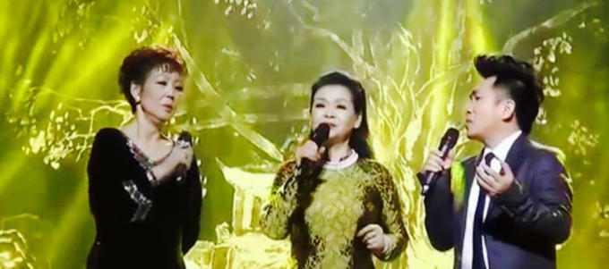 Ca sĩ Quang Thành - Khánh Ly và Kim Anh hòa giọng trong ca khúc "Quê hương" tại sân khấu thủ đô Hà Nội trong đêm nhạc "Cúi xuống thật gần" đầu năm 2016.