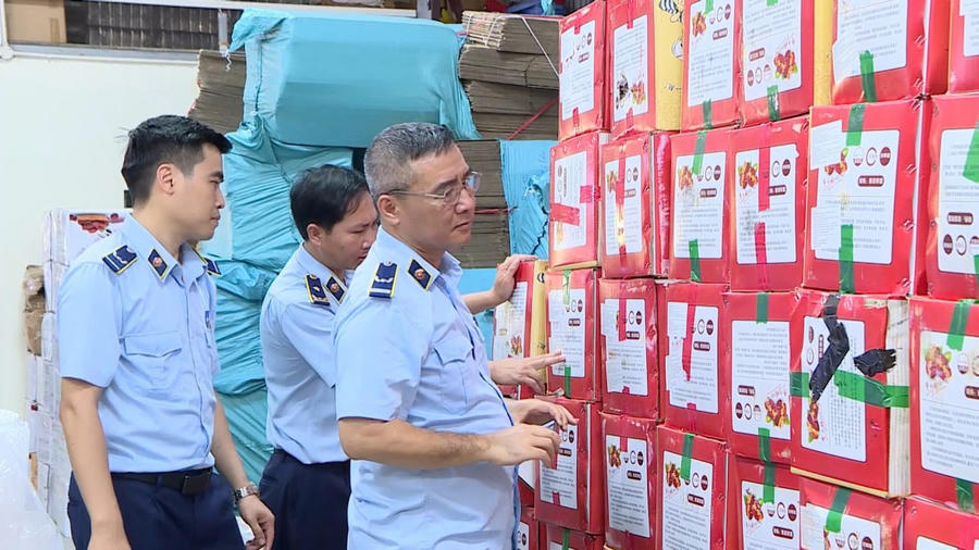 Hàng tấn táo đỏ không có giấy tờ chứng từ theo quy định. 