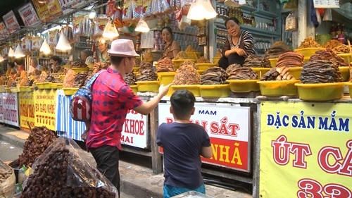 Các cặp bố con bắt đầu hành trình bằng thử thách đầu tiên đi tìm hiểu về các loại mắm.