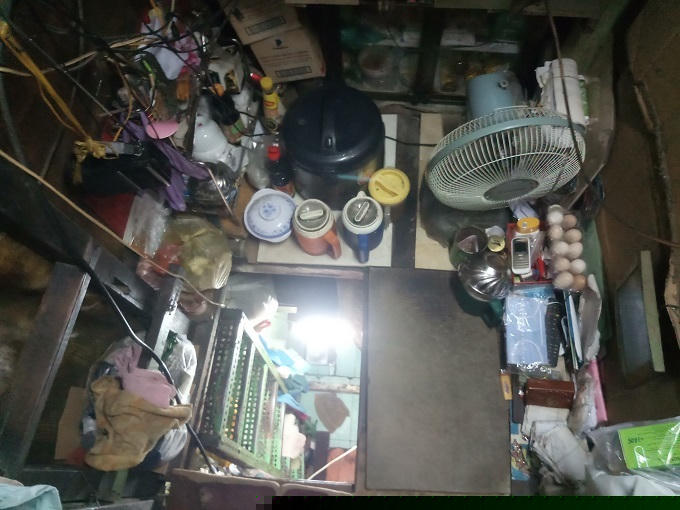 Cuộc sống trong căn nhà hơn 1m2 của vợ chồng già ở Sài Gòn