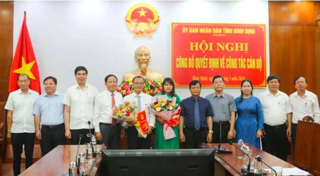 Lãnh đạo UBND tỉnh Bình Định và các Sở chụp ảnh lưu niệm cùng hai tân Phó Giám đốc Sở. Ảnh: UBND tỉnh Bình Định