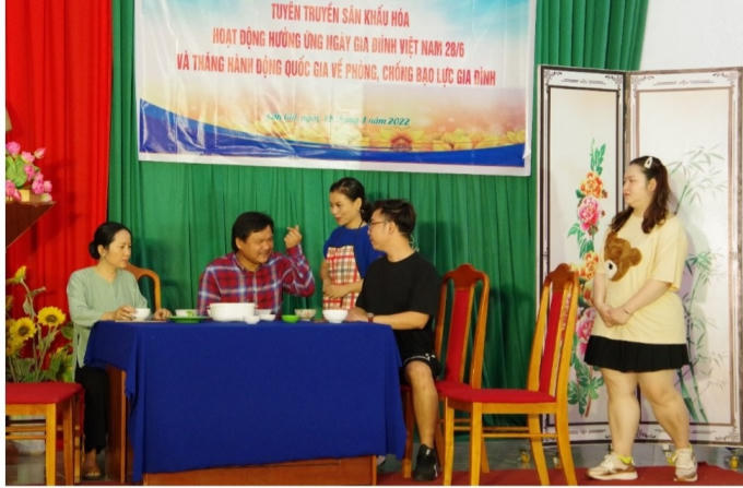 Sân khấu hóa tiểu phẩm. Ảnh: Đình Chiến