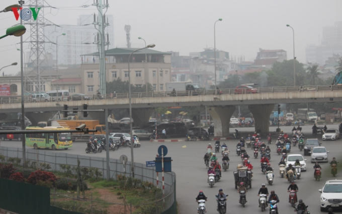 Điểm trông giữ xe cầu vượt đường Vành đai 3 Mai Dịch cũng là nơi có mật độ phương tiện qua lại đông.