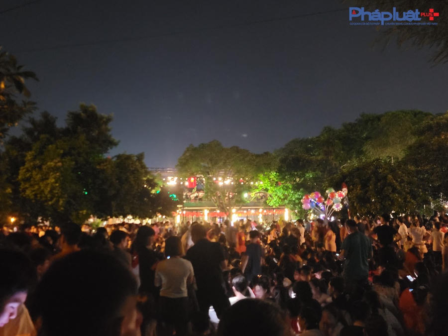 Hàng nghìn người đã tới hồ Văn Quán để chiêm ngưỡng màn pháo hoa nhân dịp kỷ niệm 80 năm ngày Quốc khánh mùng 2/9.