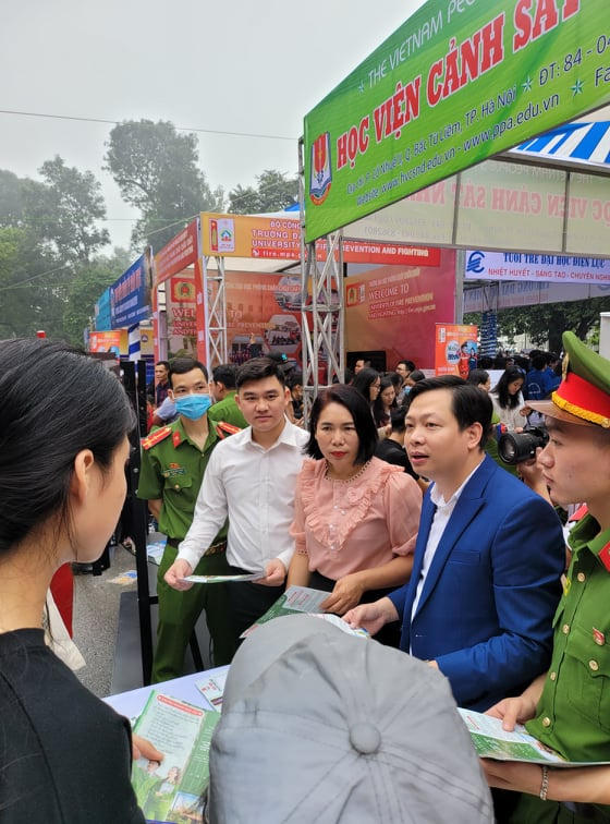 tuyen sinh