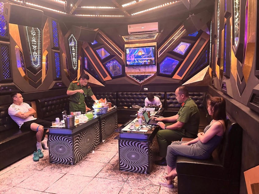 Lực lượng chức năng kiểm tra quán karaoke phát hiện (2 nam, và một nữ) đang sử dụng nhạc mạnh và có dấu hiệu sử dụng ma túy. Ảnh: Công an Quảng Ninh