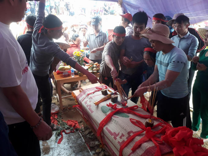 Người dân làm thủ tục an táng cho cá theo phong tục địa phương.