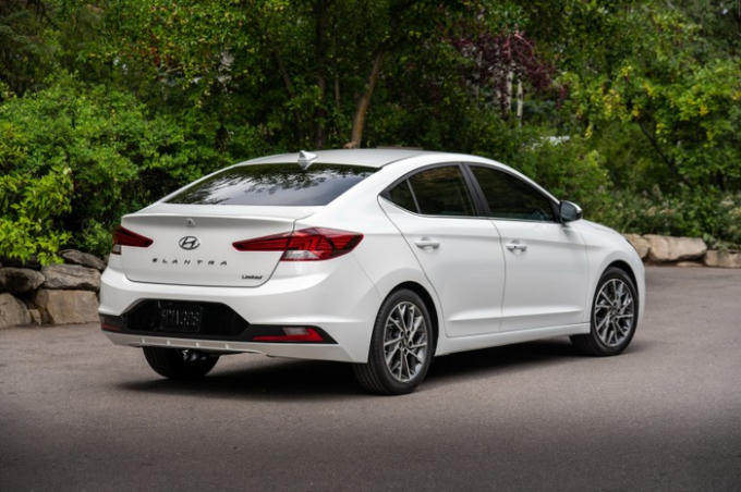 Hyundai Elantra thế hệ mới được thiết kế thể thao và hướng đến các khách hàng trẻ hơn