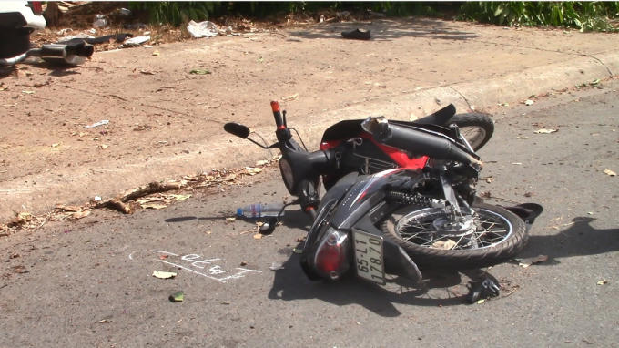 Người đàn ông điều khiển xe máy bị thương nặng phải nhập viện cấp cứu (Ảnh: Hà Bắc)